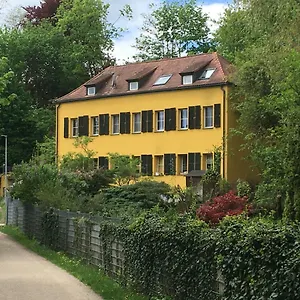 Zentrumsnahe Dachwohnung In Grüner Oase Apartment
